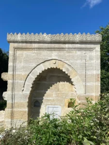 Şeyh Sinan Kimdir? Neden Türbesi Ziyaret Edilmeli? 7 Osmanlı dönemine ait Kalfaköy Sultan Çeşmesi detaylı taş işçiliği