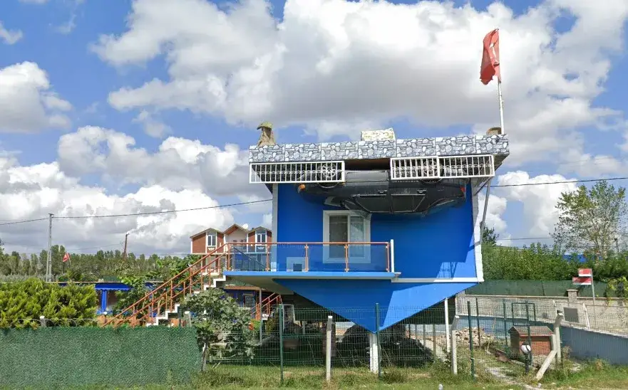 Ters Ev Çatalca: Kahvaltıdan Fazlası 5 Baş aşağı yerleştirilmiş mavi bir ev; çatısına monte edilmiş bir otomobil