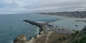 Karaburun Cam Teras Nerede, Giriş Ücreti Ne Kadar, Ne Yapılır? 13 Karaburun Arnavutköy sahilinde kordon ve balıkçı tekneleri – cam teras manzarasından Karadeniz kıyı şeridi
