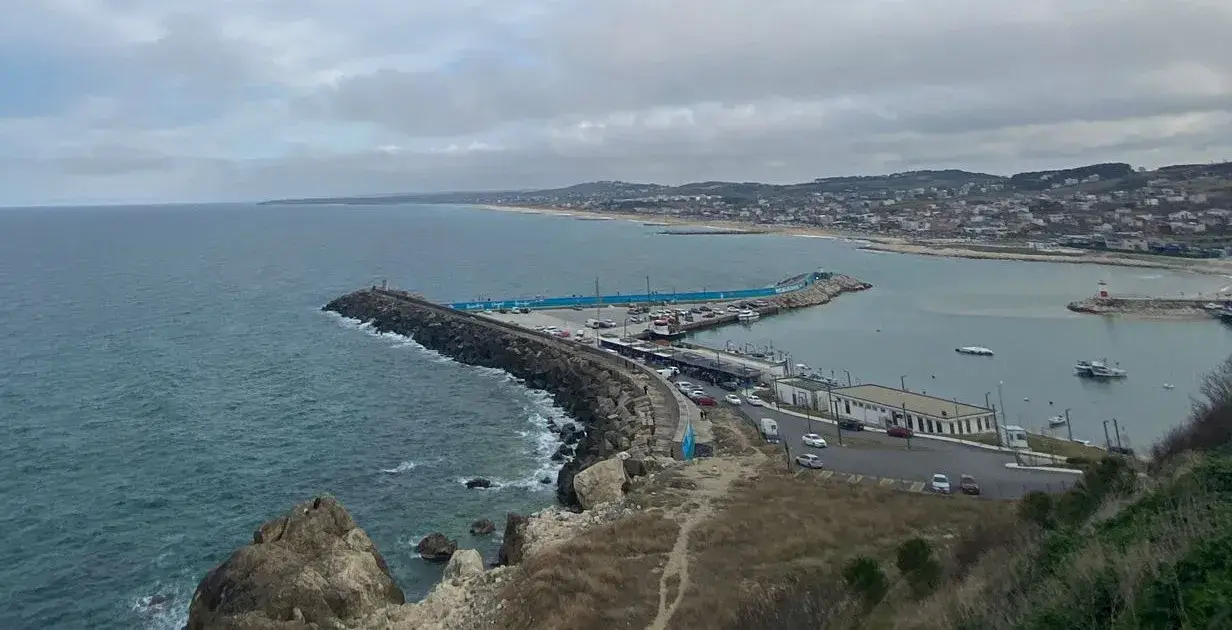 Karaburun Cam Teras Nerede, Giriş Ücreti Ne Kadar, Ne Yapılır? 5 Karaburun Arnavutköy sahilinde kordon ve balıkçı tekneleri – cam teras manzarasından Karadeniz kıyı şeridi