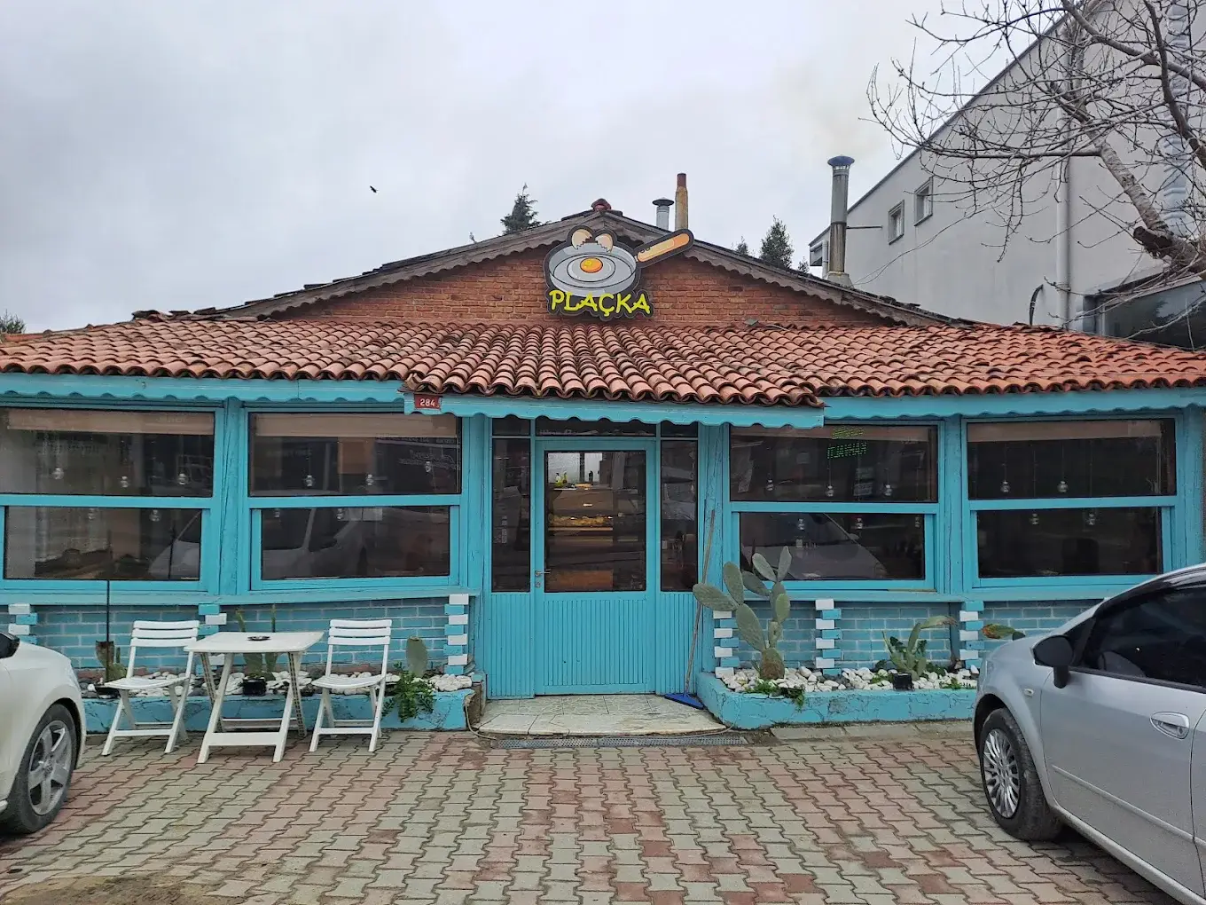 Plaçka Nerede? Çatalca Çanakça’da Ne Yenir? Nasıl Gidilir? 5 Dış cephe, mavi doğrama ve otopark