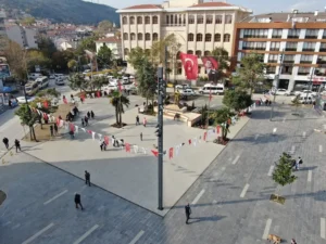 Çatalca Tarihi: Antik Kalıntılardan Osmanlı’ya Uzanan Kültürel Miras (2025) 13 Çatalca şehir meydanı ve Atatürk heykeli, ilçenin tarih boyunca süregelen kültürel mirasının modern yansıması