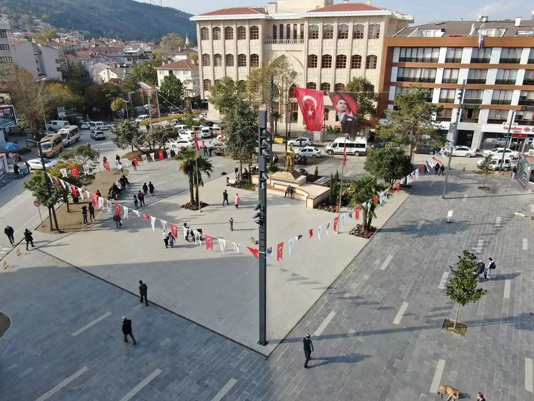 Çatalca Tarihi: Antik Kalıntılardan Osmanlı’ya Uzanan Kültürel Miras (2025) 5 Çatalca şehir meydanı ve Atatürk heykeli, ilçenin tarih boyunca süregelen kültürel mirasının modern yansıması