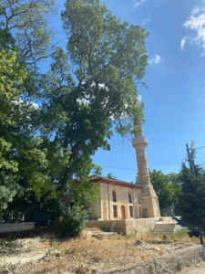 Şeyh Sinan Kimdir? Neden Türbesi Ziyaret Edilmeli? 15 Kalfaköy Şeyh Sinan Camii'nin minaresi ve çevresindeki doğal doku