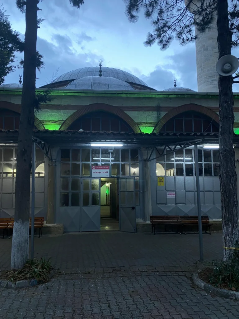 Çatalca’da bulunan tarihi Ali Paşa Camii’nin dış cephesi, kubbesi ve minaresi akşam vakti görüntüsü.