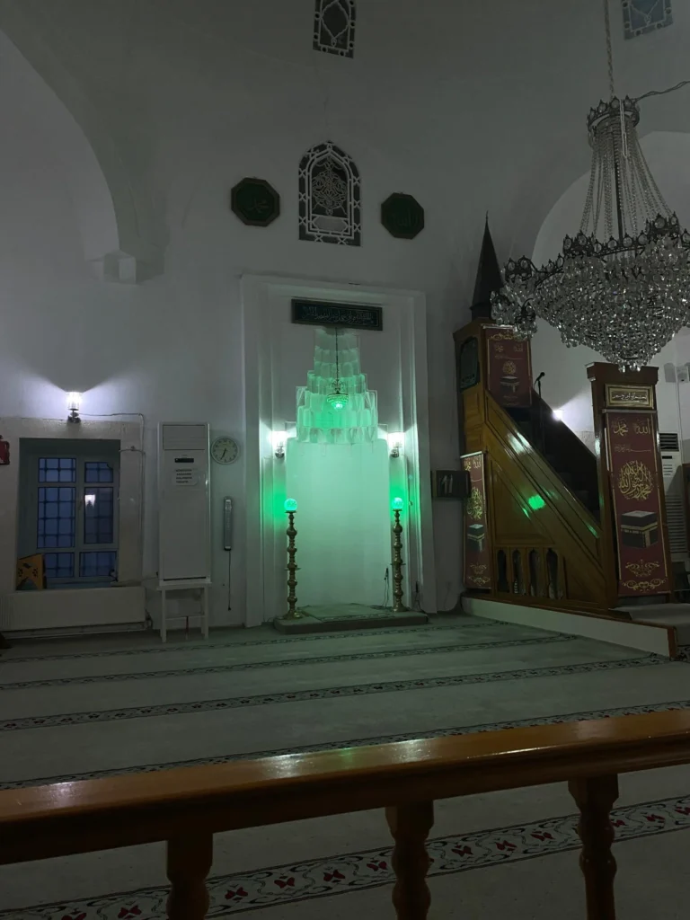 Çatalca’daki Ali Paşa Camii’nin giriş kapısı ve içeriye açılan koridorun görünümü.