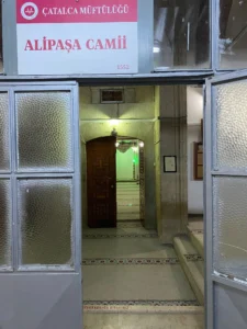 Ali Paşa Camii: Tarihçe, Mimari ve Ziyaret Rehberi 15 Ali Paşa Camii’nin iç mekânı, mihrabı, minberi ve avize detaylarıyla birlikte.