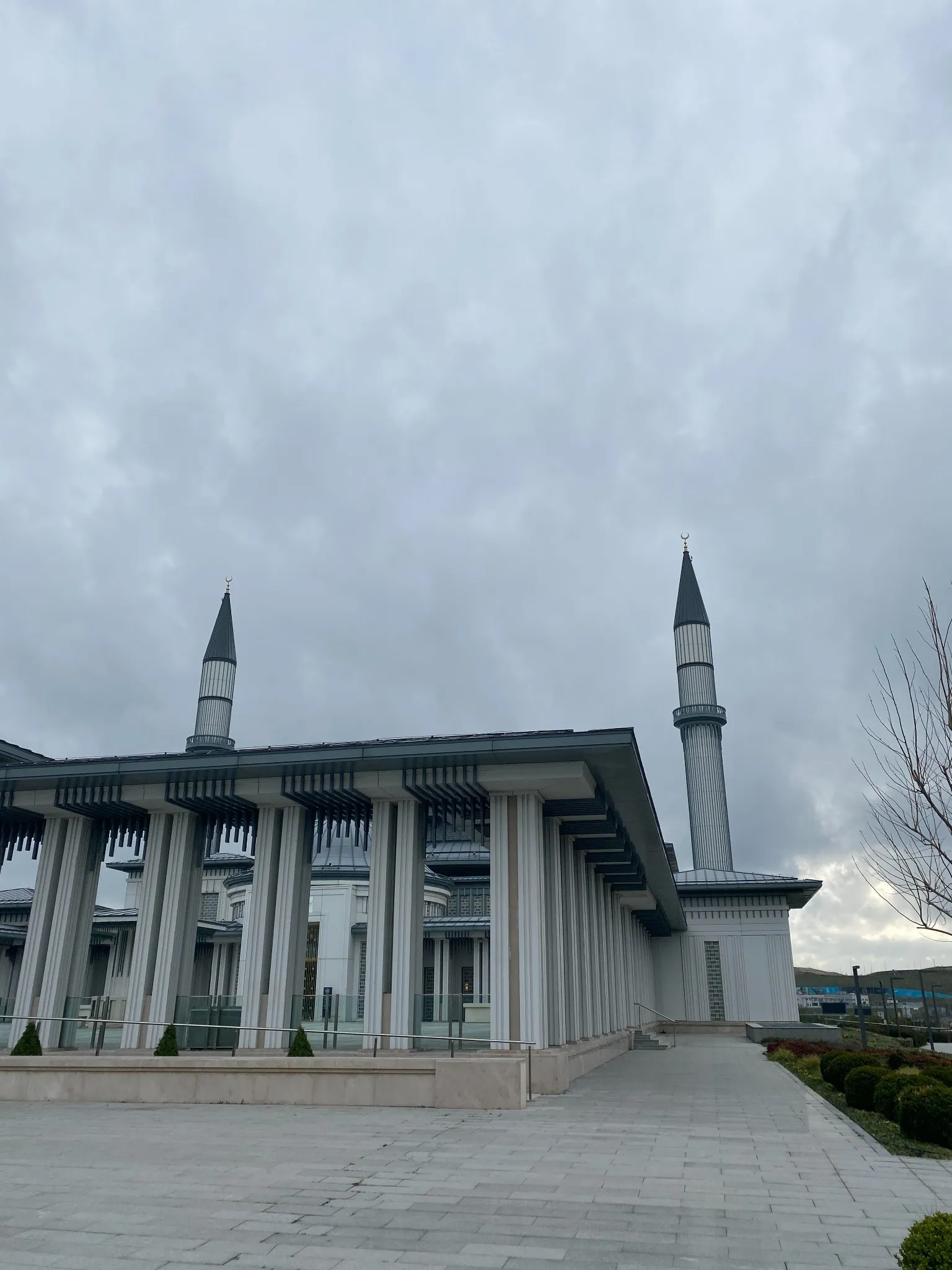 Ali Kuşçu Camii Nerede, Kimdir ve Neden Önemlidir? 5 Ali Kuşçu Camii'nin giriş bölümünden çekilmiş, sütunlar arasından minare ve ana kubbenin göründüğü bir fotoğraf. Modern mimari detaylar öne çıkıyor.
