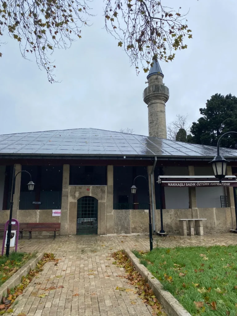Baba Nakkaş Camii’nin giriş cephesi ve minaresinin dış görünümü