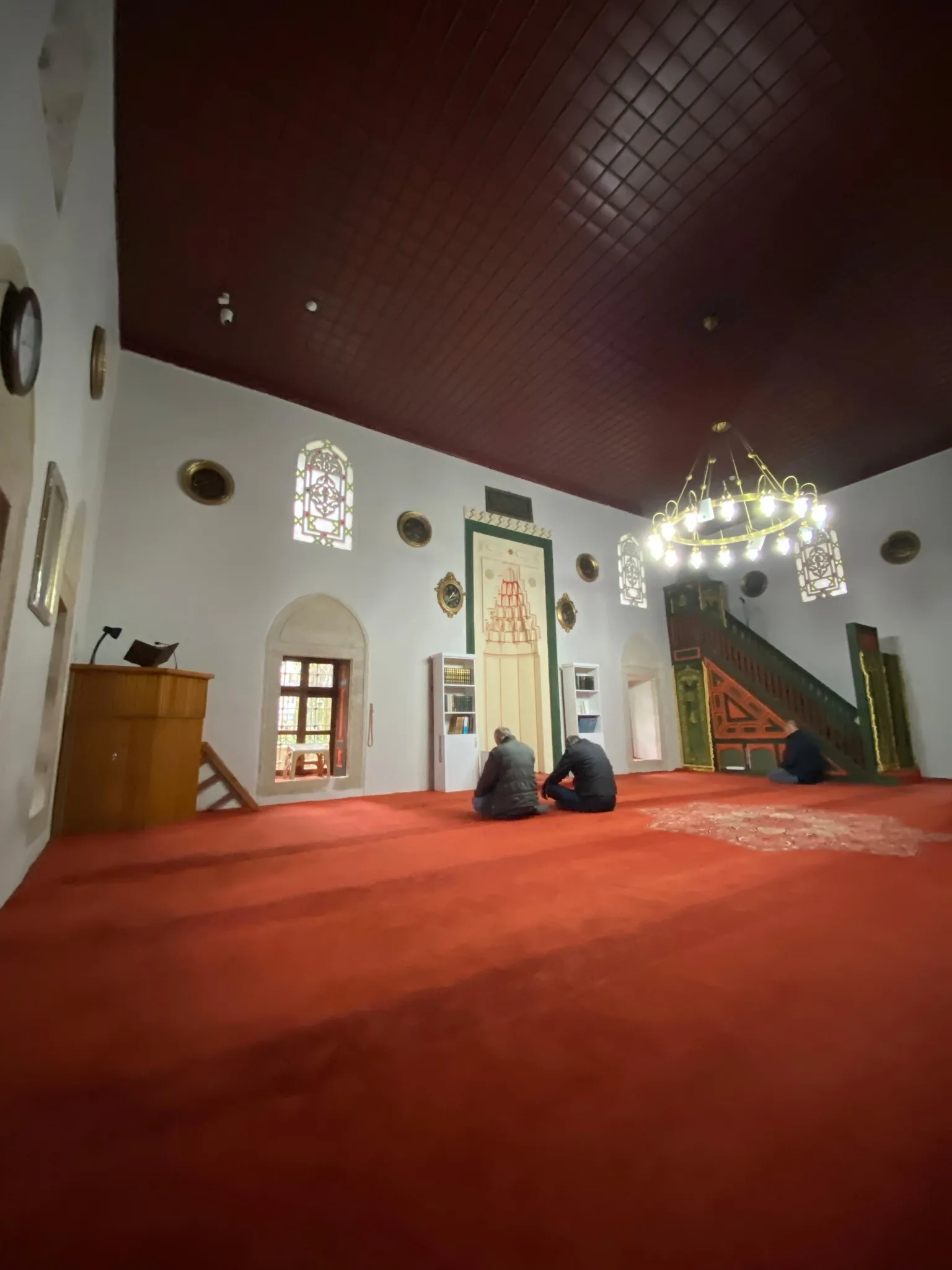 Baba Nakkaş Camii’nin iç mekânı, mihrab ve mimari süsleme detayları