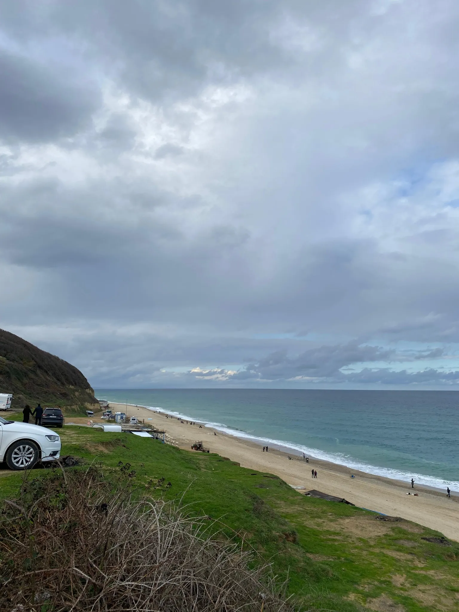 Ormanlı Sahili’nin kış mevsimindeki sakin plajı, dalgalı Karadeniz ve geniş kumsal manzarası.