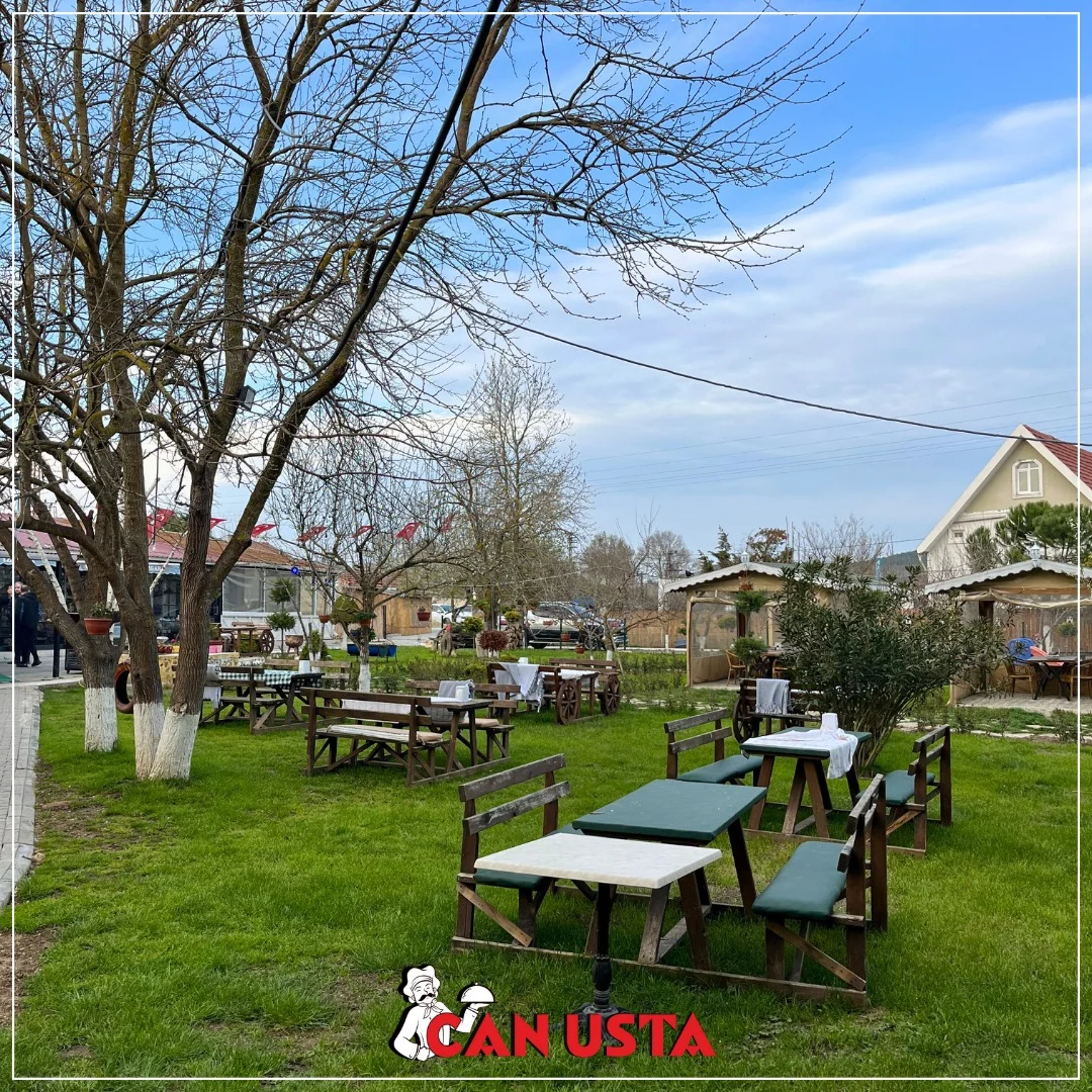 Can Usta Çatalca geniş bahçe oturma alanı, ahşap masalar ve yeşillik içinde açık hava restoran görünümü